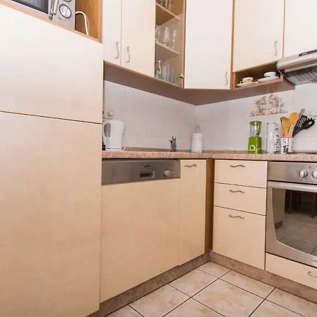 Apartment Three-bedroom In Okrug Gornji I *