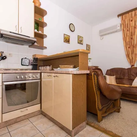 Apartment Three-bedroom In Okrug Gornji I *