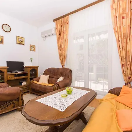 Three-bedroom In Okrug Gornji I Apartment