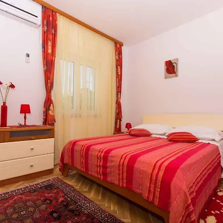 Apartment Three-bedroom In Okrug Gornji I