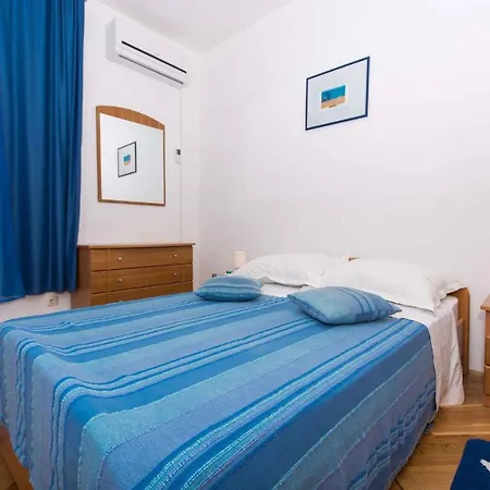Three-bedroom In Okrug Gornji I Apartment *