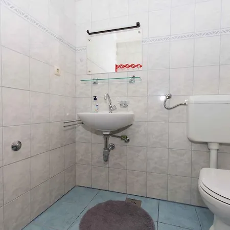 Three-bedroom In Okrug Gornji I Apartment *