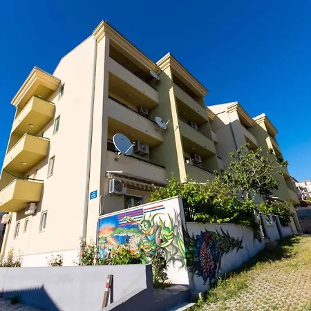 Apartment Three-bedroom In Okrug Gornji I Trogir