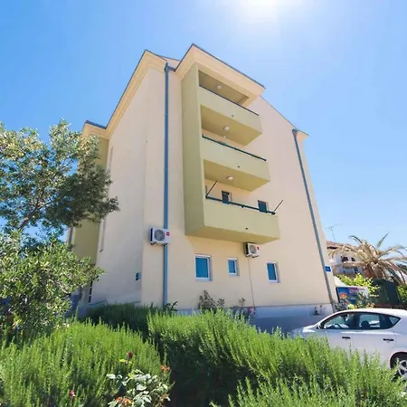 Three-bedroom In Okrug Gornji I