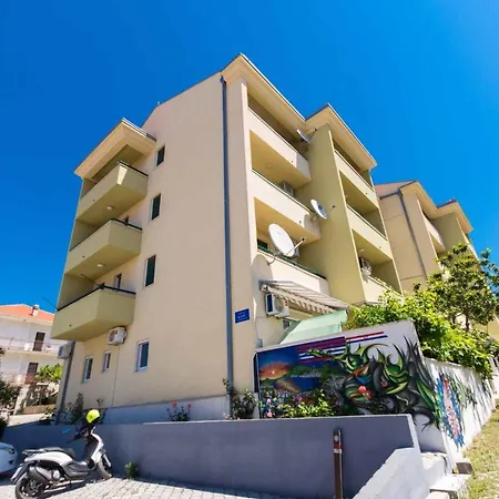 Apartment Three-bedroom In Okrug Gornji I