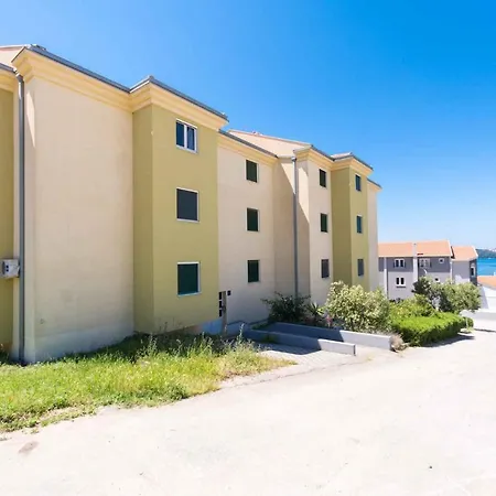 Apartment Three-bedroom In Okrug Gornji I