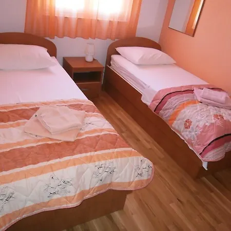 Three-bedroom In Okrug Gornji I Apartment