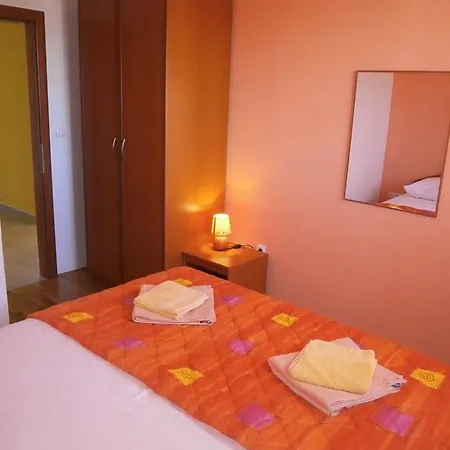 Apartment Three-bedroom In Okrug Gornji I *