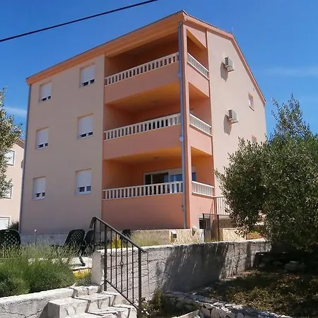 Three-bedroom In Okrug Gornji I Apartment